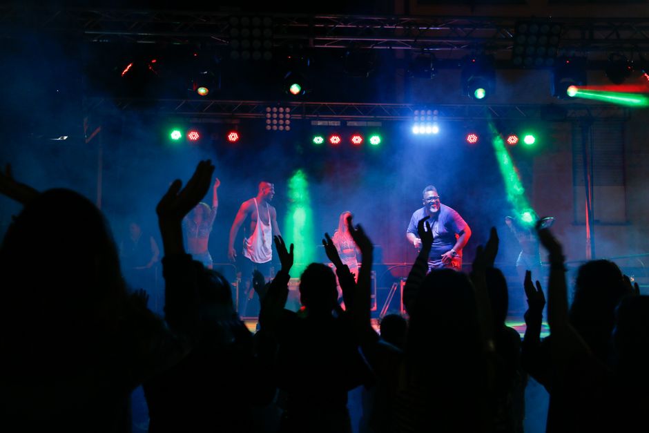 Crowd enjoying live music i ples u noćnom klubu