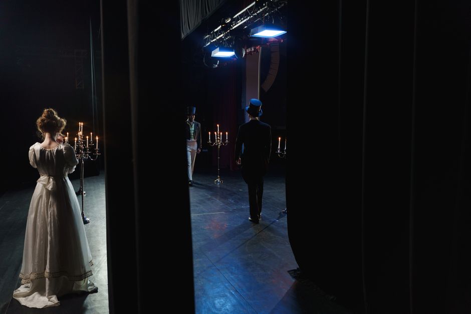 Backstage pogled na glumce u kostimima