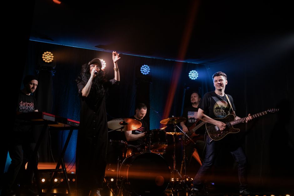 Dinamičan nastup rock benda s pjevačem i instrumentima na pozornici